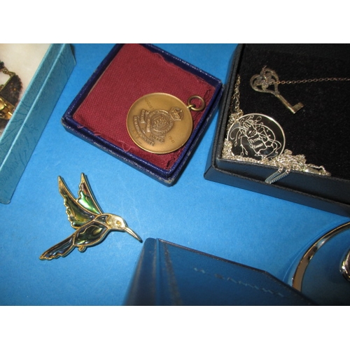 171 - A parcel of costume jewellery to include some silver items, all in pre-owned condition