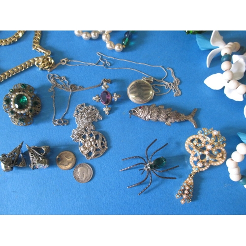 173 - A parcel of costume jewellery, to include some silver items, all in used condition