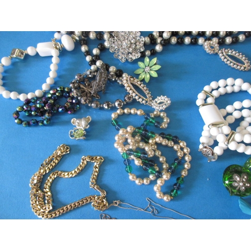 173 - A parcel of costume jewellery, to include some silver items, all in used condition