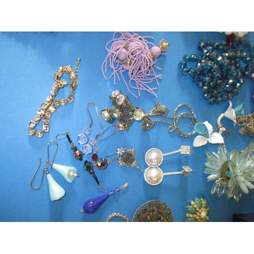 173 - A parcel of costume jewellery, to include some silver items, all in used condition