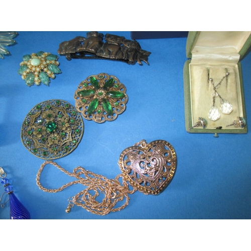 173 - A parcel of costume jewellery, to include some silver items, all in used condition