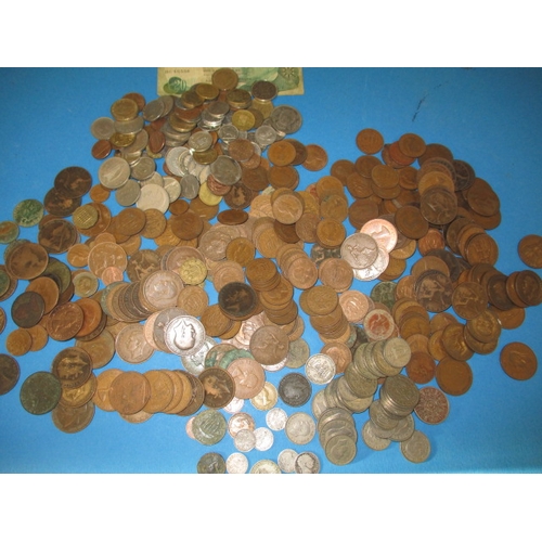 177 - A parcel of vintage world coins, to include a few silver examples, approx. parcel weight 3kg, all in... 