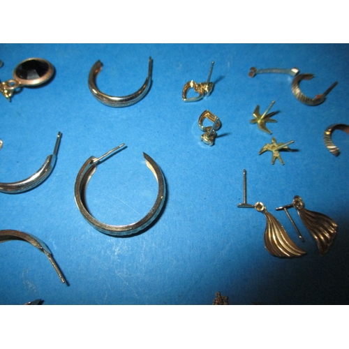 68 - A parcel of gold and yellow metal items, approx. parcel weight 36g some damages so sold as scrap