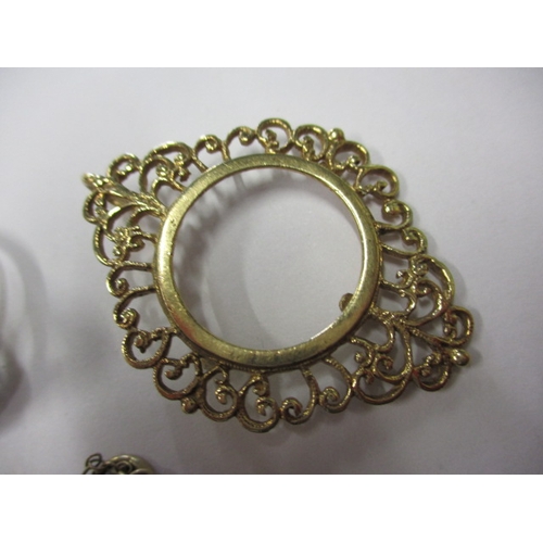 76 - A parcel of gold and yellow metal items, to include a gate bracelet, approx. parcel weight 28g, all ... 