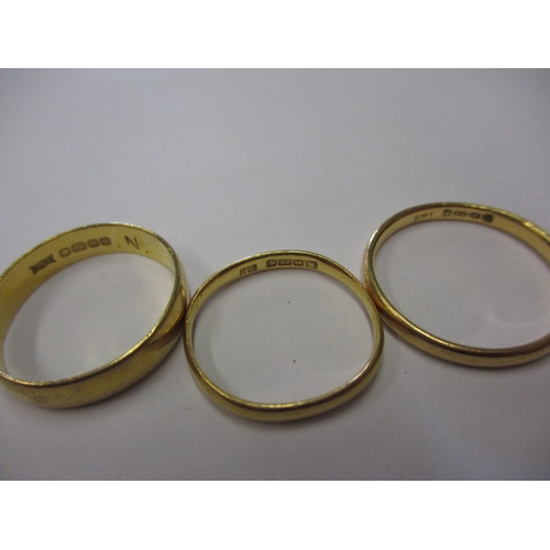 39 - Three vintage 22ct yellow gold wedding bands, approx. parcel weight 7.3g, various sizes and all in u... 