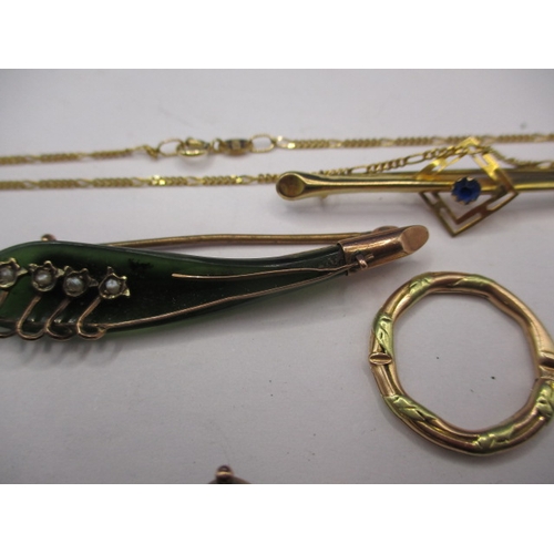 95 - A parcel of gold and yellow metal jewellery items to include brooches and necklace chains, all in us... 