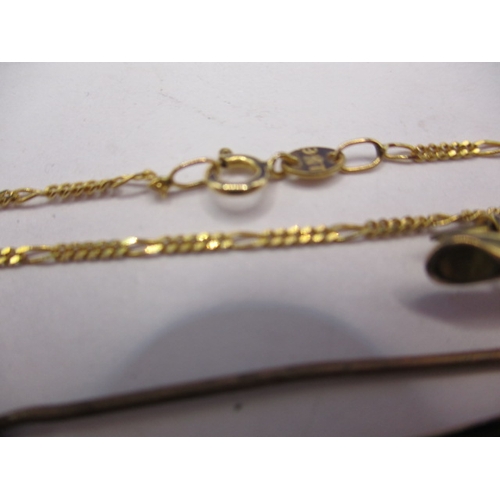 95 - A parcel of gold and yellow metal jewellery items to include brooches and necklace chains, all in us... 