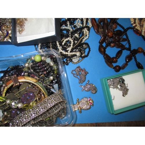 170 - A very large quantity of costume jewellery, to include some silver and yellow metal items, all in us... 