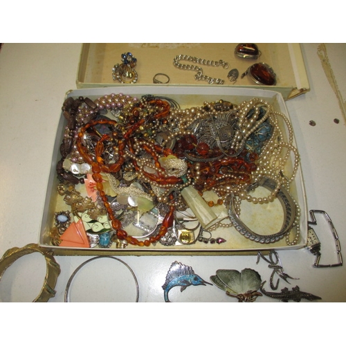 171 - A parcel of vintage costume jewellery, to include some silver items, all in used condition