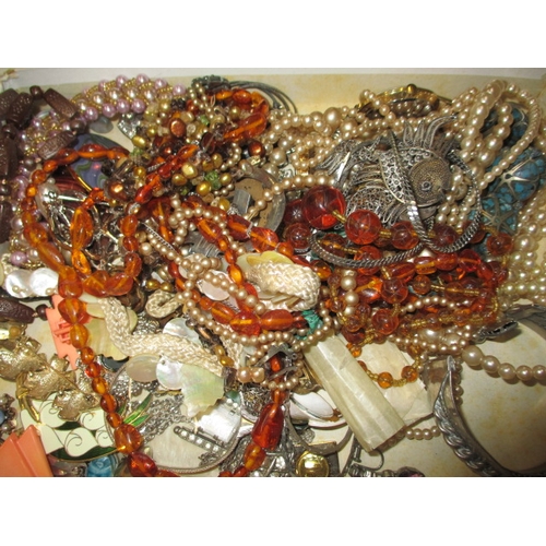 171 - A parcel of vintage costume jewellery, to include some silver items, all in used condition