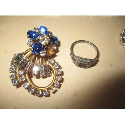 171 - A parcel of vintage costume jewellery, to include some silver items, all in used condition