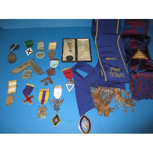 251 - A parcel of masonic regalia, to include some silver jewels, all in pre-owned condition