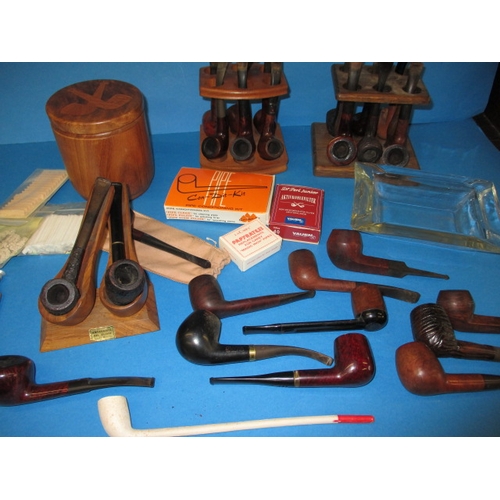 315 - A parcel of vintage tobacco smoking pipes, to include examples by GBD, Barling and Charatan, all in ... 