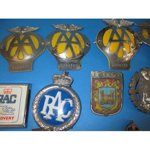 252 - A parcel of vintage automobile grille badges to include AA & RAC association badges, all in used con... 