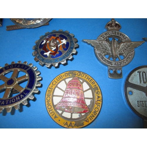 252 - A parcel of vintage automobile grille badges to include AA & RAC association badges, all in used con... 