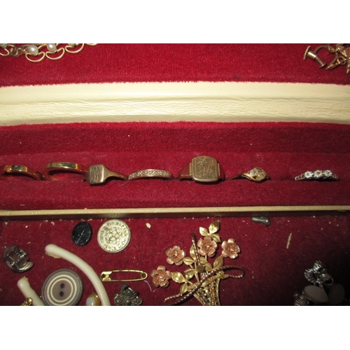 174 - A vintage jewellery box with contents, to include several gold rings and some silver items, all in u... 