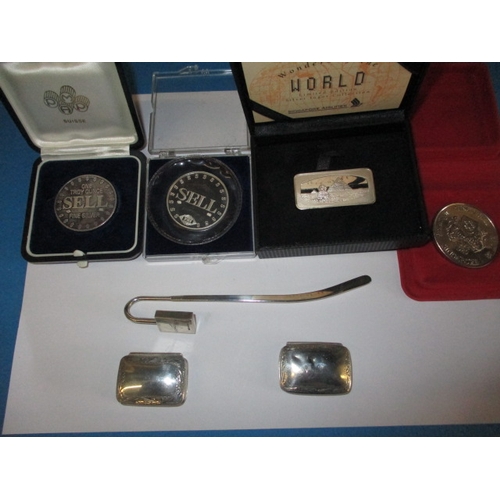 154 - A parcel of various grade silver items, to include a Concorde bookmark and a Singapore airlines ingo... 