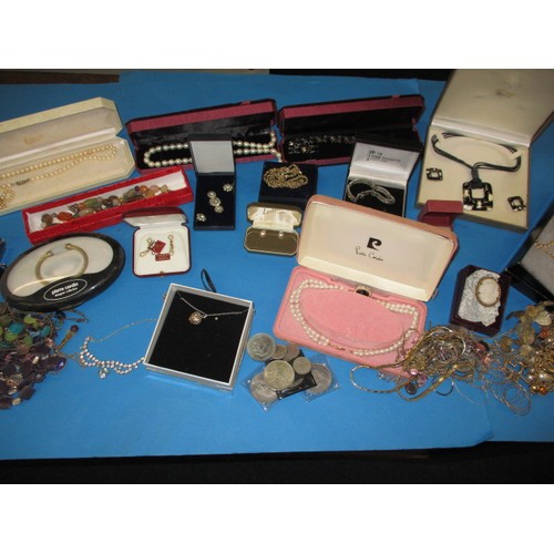 176 - A large quantity of vintage costume jewellery, all in used condition