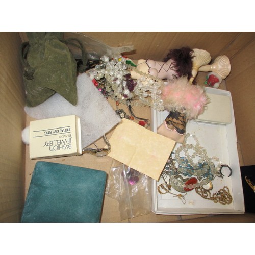 176 - A large quantity of vintage costume jewellery, all in used condition