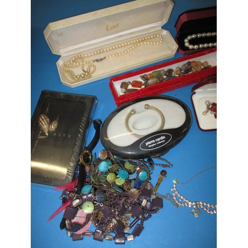 176 - A large quantity of vintage costume jewellery, all in used condition