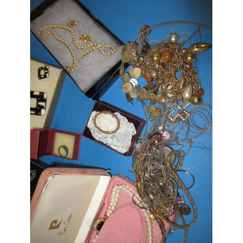 176 - A large quantity of vintage costume jewellery, all in used condition