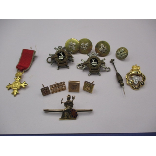 224 - A parcel of military related buttons and pins, some gold, all in used condition, approx. gold weight... 