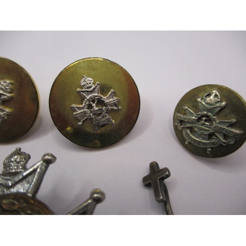 224 - A parcel of military related buttons and pins, some gold, all in used condition, approx. gold weight... 