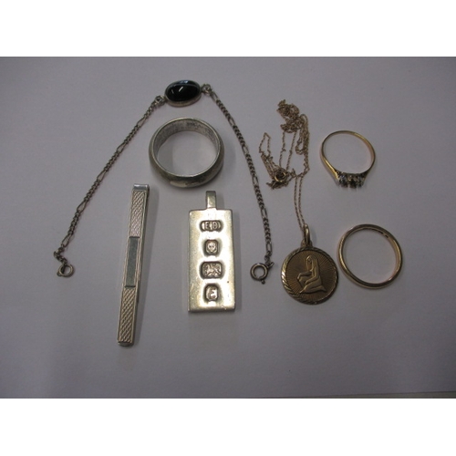 139 - A small parcel of gold and silver jewellery items, approx. gold weight 8g, approx. silver weight 26g... 