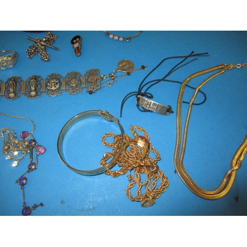 177 - A parcel of vintage costume jewellery and watches, all in used condition