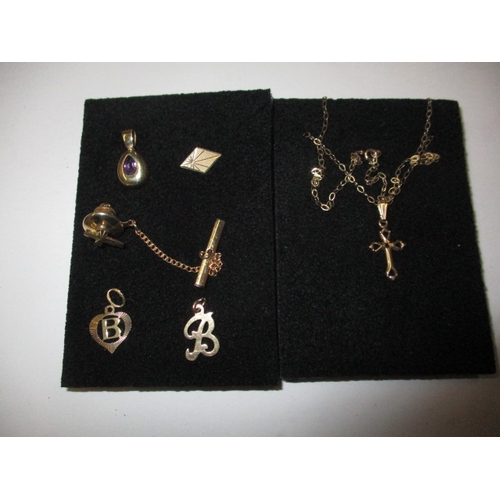 81 - A parcel of gold and yellow metal items, to include a cross necklace pendant, all in good useable co... 