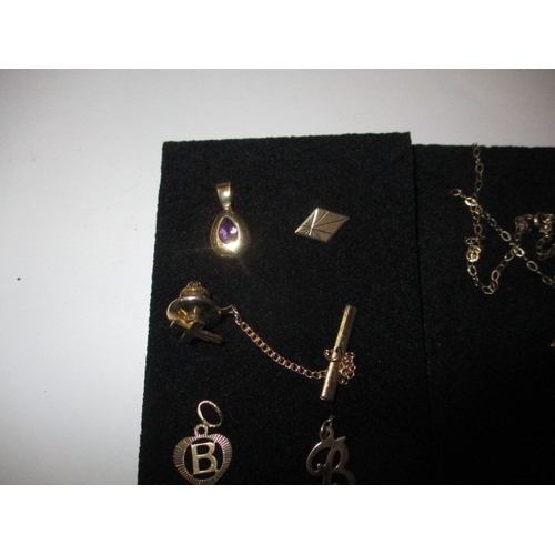 81 - A parcel of gold and yellow metal items, to include a cross necklace pendant, all in good useable co... 