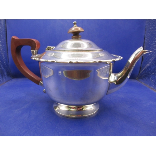 162 - A 1930s sterling silver teapot, approx. gross weight 369g , in good pre-owned condition