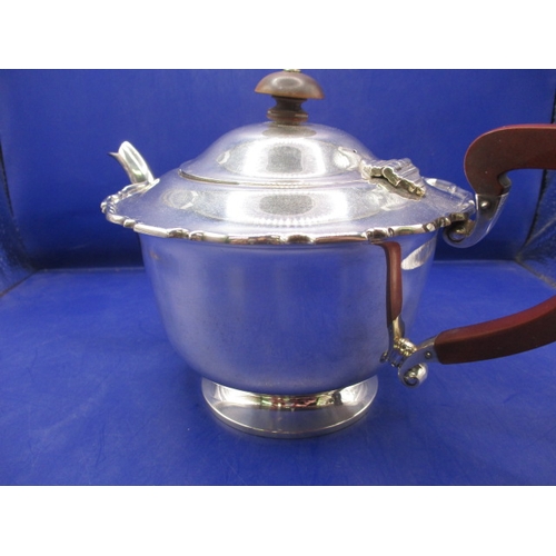 162 - A 1930s sterling silver teapot, approx. gross weight 369g , in good pre-owned condition