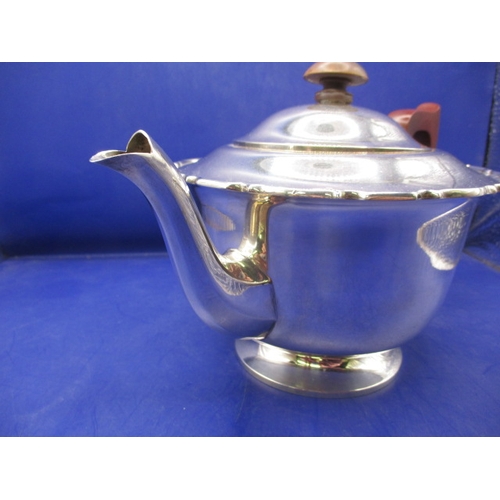 162 - A 1930s sterling silver teapot, approx. gross weight 369g , in good pre-owned condition