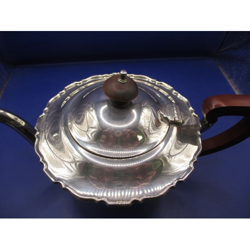 162 - A 1930s sterling silver teapot, approx. gross weight 369g , in good pre-owned condition