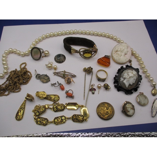 180 - A parcel of vintage costume jewellery, to include some gold and yellow metal items, all in used cond... 