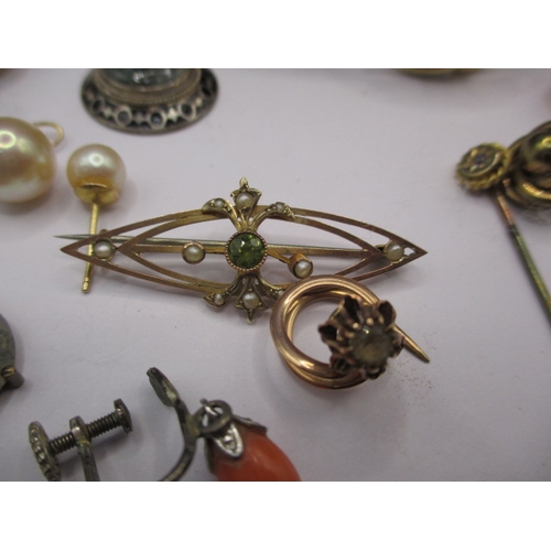 180 - A parcel of vintage costume jewellery, to include some gold and yellow metal items, all in used cond... 