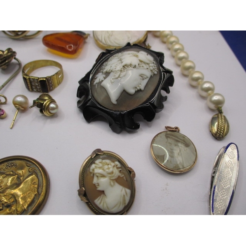 180 - A parcel of vintage costume jewellery, to include some gold and yellow metal items, all in used cond... 