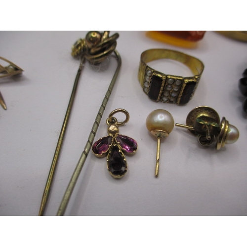 180 - A parcel of vintage costume jewellery, to include some gold and yellow metal items, all in used cond... 