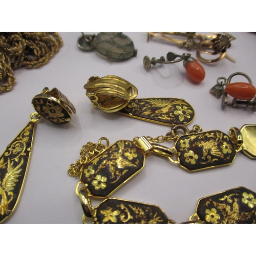 180 - A parcel of vintage costume jewellery, to include some gold and yellow metal items, all in used cond... 