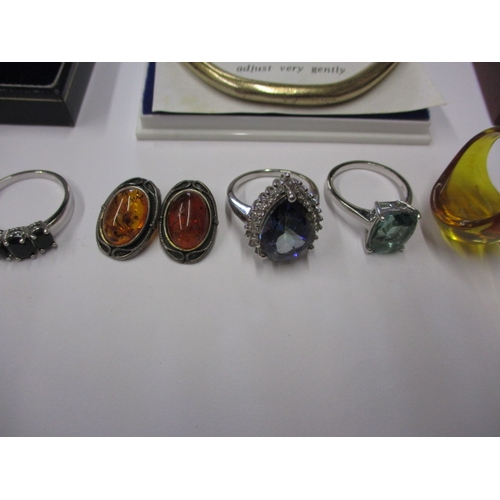 181 - A small parcel of costume jewellery to include 1, 9ct gold ring, all in used condition