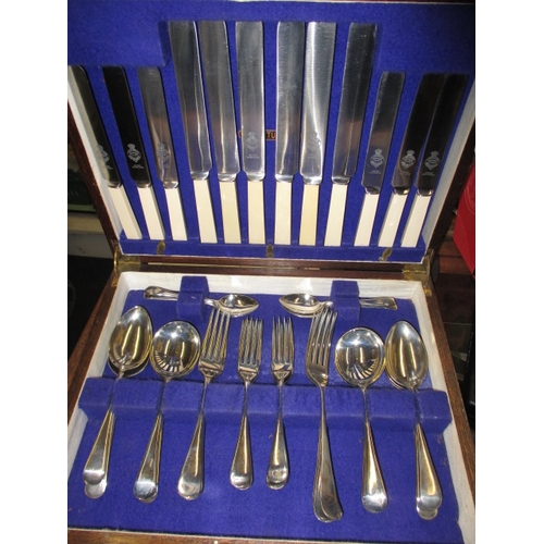 31 - A parcel of general clearance items to include canteen of cutlery cruet sets and boxed spoons, all i... 