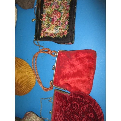 61 - A quantity of vintage evening bags, to include a white metal mesh example, all in used condition