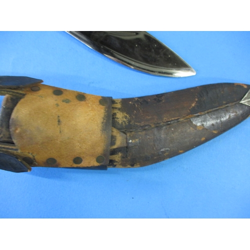 66 - An Indian kukri knife in leather sheath in good pre-owned condition