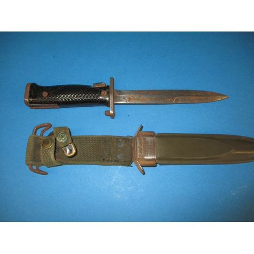 70 - A vintage American US.M5A1 bayonet dagger in metal and cloth sheath, having light rust and general a... 