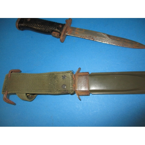 70 - A vintage American US.M5A1 bayonet dagger in metal and cloth sheath, having light rust and general a... 