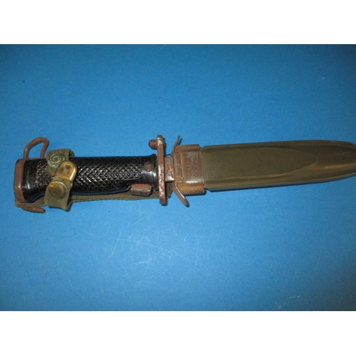 70 - A vintage American US.M5A1 bayonet dagger in metal and cloth sheath, having light rust and general a... 