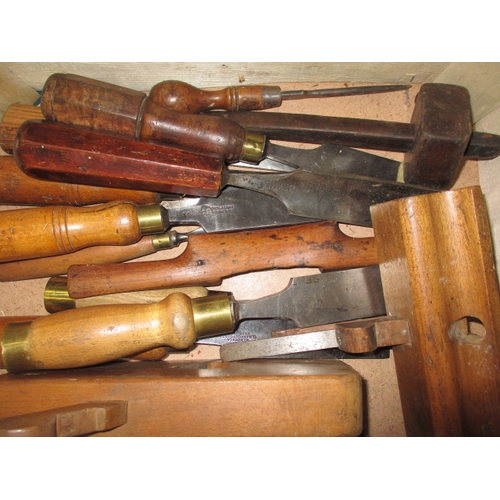 76 - A parcel of vintage tools, to include a bench top lathe and chisels and a good axe, all in used cond... 