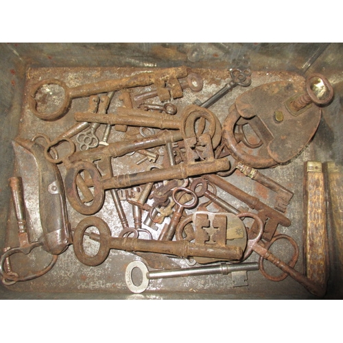 81 - A parcel of antique and later keys, all in used condition with general age-related marks