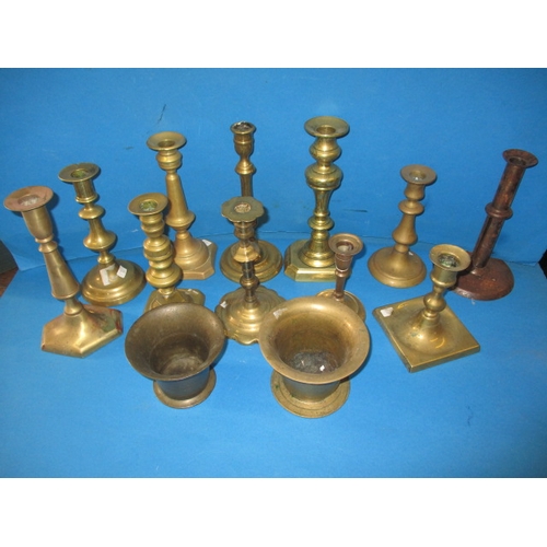 83 - A parcel of vintage metalwares, to include antique brass candlesticks, all in used condition with ag... 